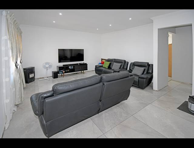 3 BEDROOM HOUSE FOR SALE IN MAYFAIR WEST